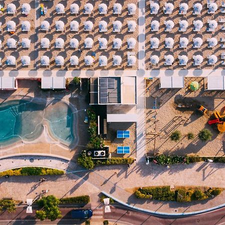 Hotel International Direttamente Sulla Sabbia Мізано-Адріатіко Екстер'єр фото